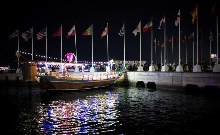 أجواء المونديال تبدو أقل حماسة في قطر، لكنّ السكان يترقّبون السياح بشغف