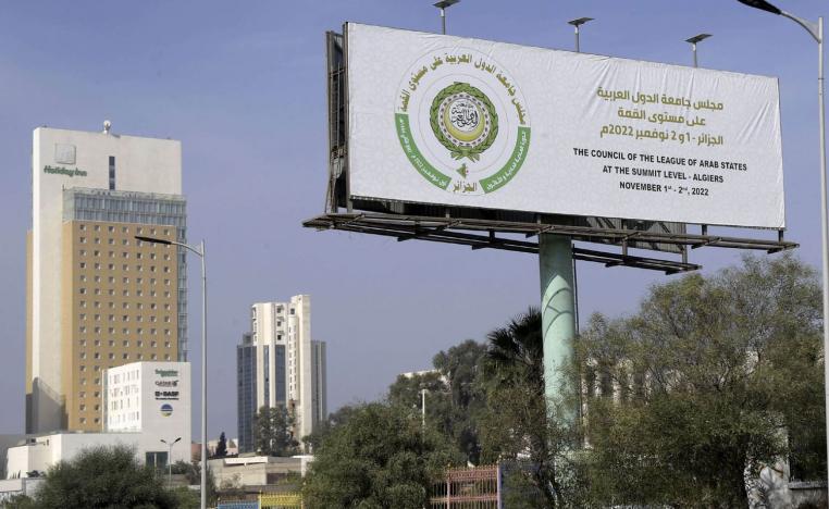 لافتة في العاصمة الجزائرية ترحب بالقمة العربية