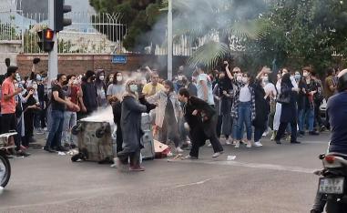 الايرانيون يستمرون في التظاهر رغم تهديد النظام