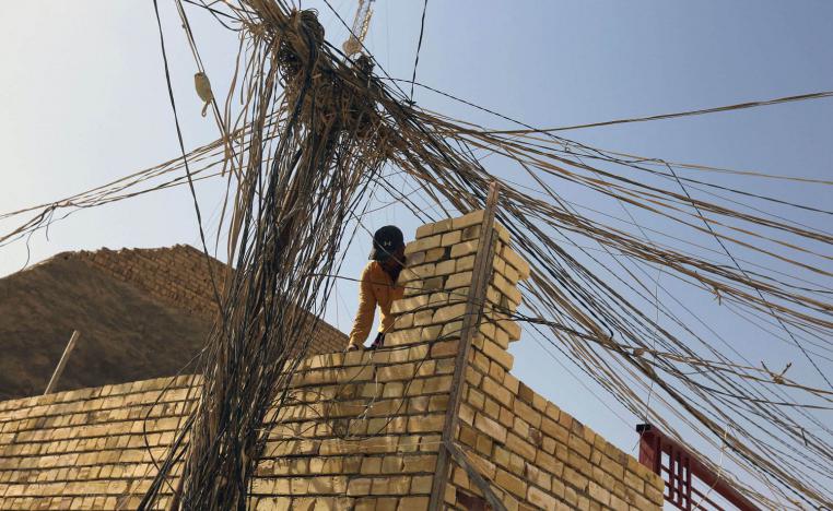 اعمال بناء في منزل عراقي بجوار عقدة توزيع كهربائي