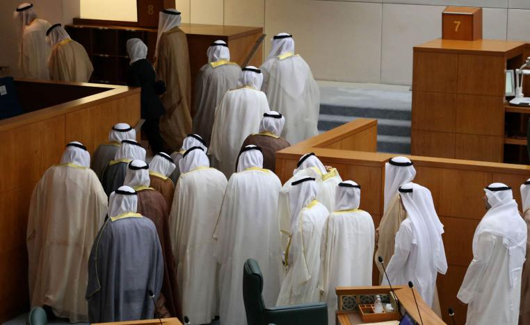 نواب كويتيون يغادرون اجتماعا لمجلس الأمة