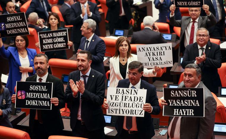 المعارضة التركية تعترض على مشروع قانون يجرم التضليل الاعلامي باعتباره قانونا لخنق الحريات