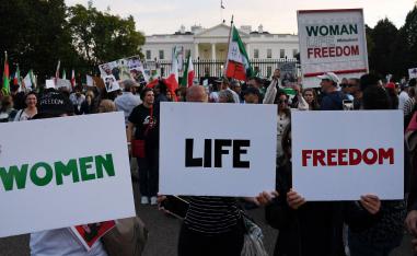 تحولت الاضطرابات إلى ثورة شعبية من جانب الإيرانيين من جميع طبقات المجتمع