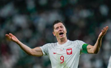 النجم البولندي لصنع الفارق مع منتخب بلاده امام ميسي ورفاقه