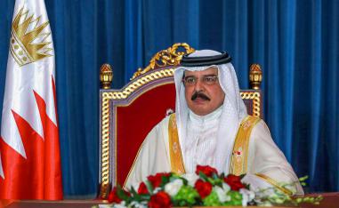 العاهل البحريني يشدد على المضي في النهج الديمقراطي