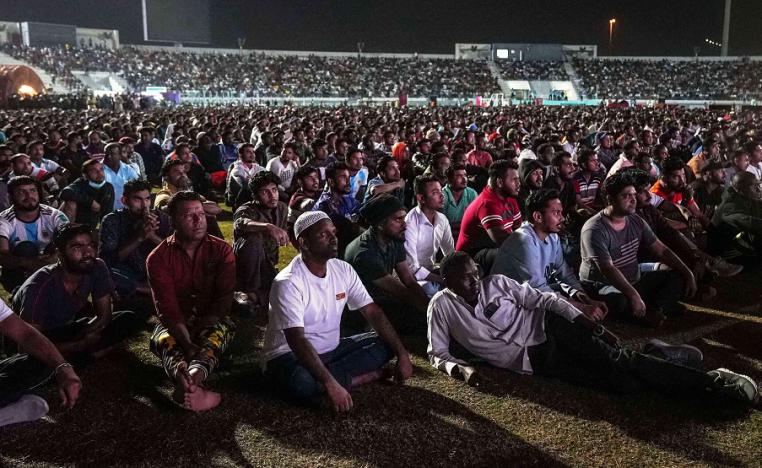 مئات آلاف العمال يتابعون المونديال في زاوية مخفية من الدوحة 