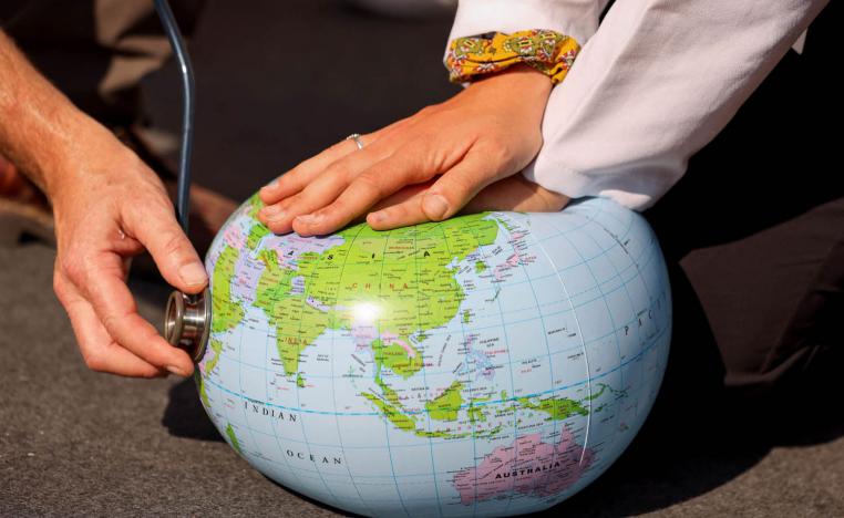 ناشطون يمثلون عملية انعاش الأرض