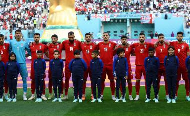 لاعبو المنتخب الايراني يلتزمون الصمت خلال النشيد الوطني 