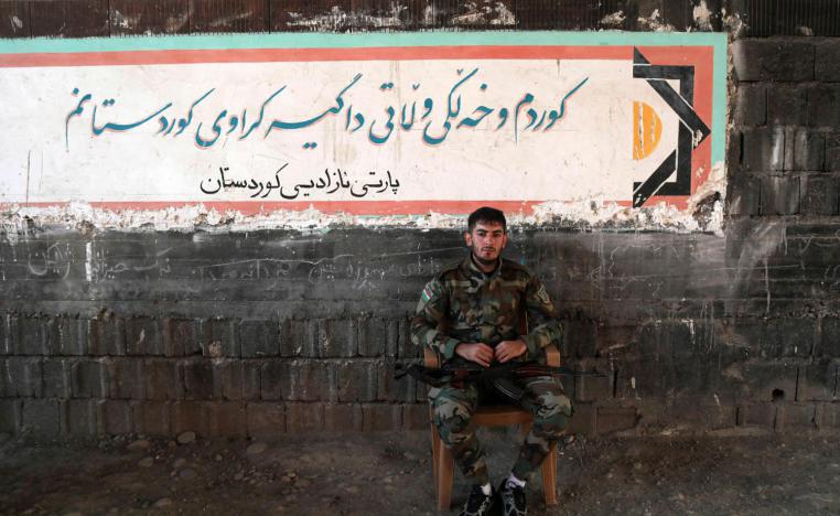 مقاتل كردي إيراني في منطقة التون كوبري بالقرب من كركوك