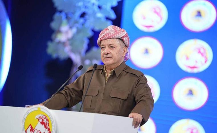 الزعيم الكردي مسعود بارزاني يلقي كلمة خلال مؤتمر البارتي