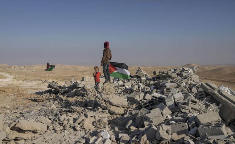 فلسطينيون امام بيت بيت هدمته قوات الاحتلال الإسرائيلية في الضفة