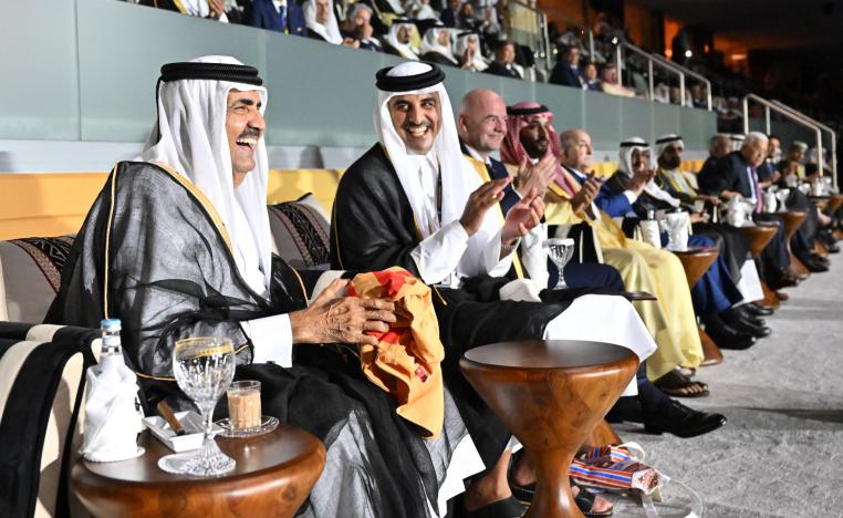 أمير قطر الشيخ تميم والأمير الوالد الشيخ حمد خلال احدى مباريات المونديال