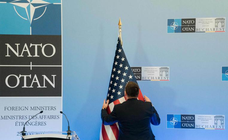 اعداد منصة المؤتمر الصحفي لحلف الناتو