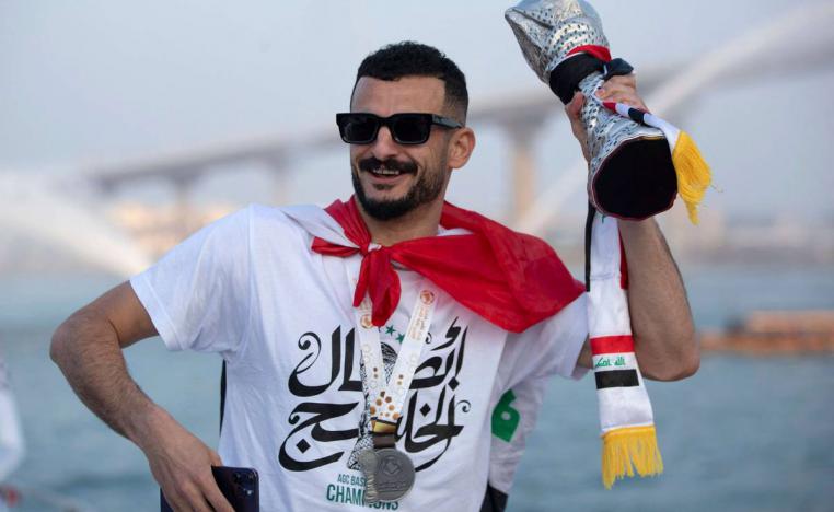 لاعب المنتخب العراقي أيمن حسين يحتفل بفوز خليجي 25