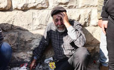 فلسطيني مفجوع بمقتل اقاربه في جنين