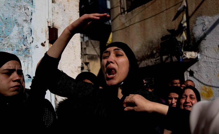 سيدة فلسطينية تزغرد في توديع شقيقها الذي قتلته القوات الإسرائيلية في مخيم بلاطة في نابلس بالضفة الغربية