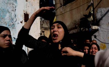 سيدة فلسطينية تزغرد في توديع شقيقها الذي قتلته القوات الإسرائيلية في مخيم بلاطة في نابلس بالضفة الغربية