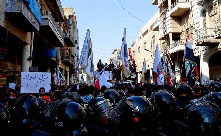 احتجاجات ورفض شعبي لتواصل انهيار الدينار العراقي أمام الدولار ومخاوف من اتساع رقعة الفقر في البلاد
