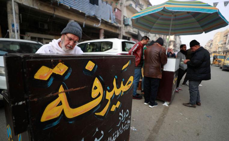 صراف عراقي في شارع الكفاح وسط بغداد