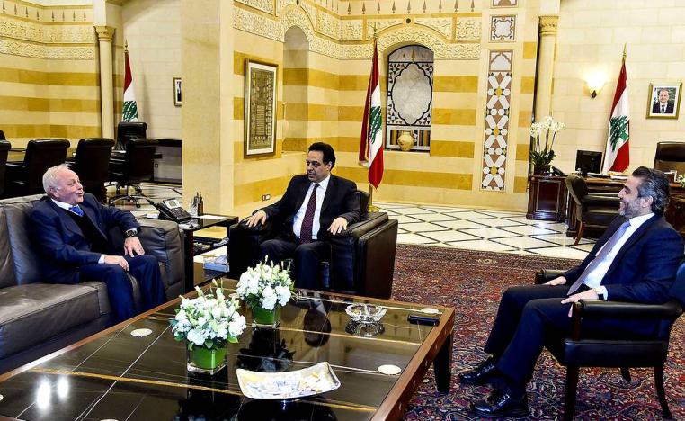 النائب العام التمييزي غسان عويدات مع رئيس الوزراء السابق حسان دياب أحد المدعى عليهم في قضية انفجار بيروت