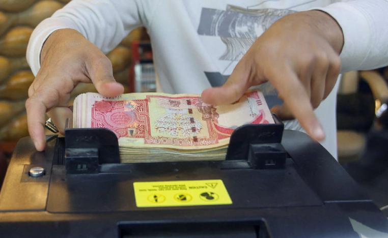 الدينار العراقي تضرر بتحويلات احتيالية وصلت الى 300 مليون دولار يوميا
