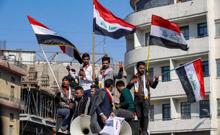 محتجون امام مبنى البنك المركزي العراقي في بغداد