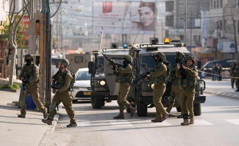 إسرائيل تغلق منطقة قُتل فيها مستوطنان فيما تلاحق مهاجمين فلسطينيين مفترضين