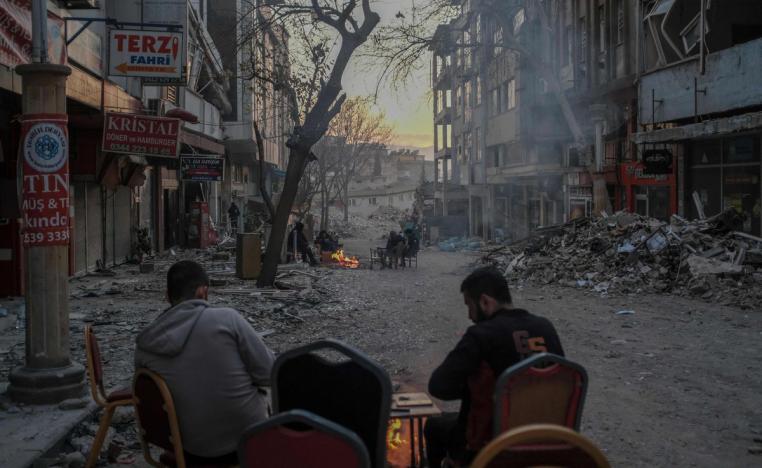 الزلزال دمر  البنى التحتية لعدة مدن تركية و عشرات الاف المباني وشرد الملايين 