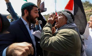 مواجهة بين عضو الكنيست زيفي سوكوت مع متظاهر فلسطيني أمام مخيم حوارة بقرب نابلس في الضفة الغربية