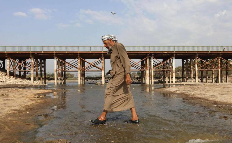 عراقي يعبر نهر أبو لحية في محافظة ذي قار