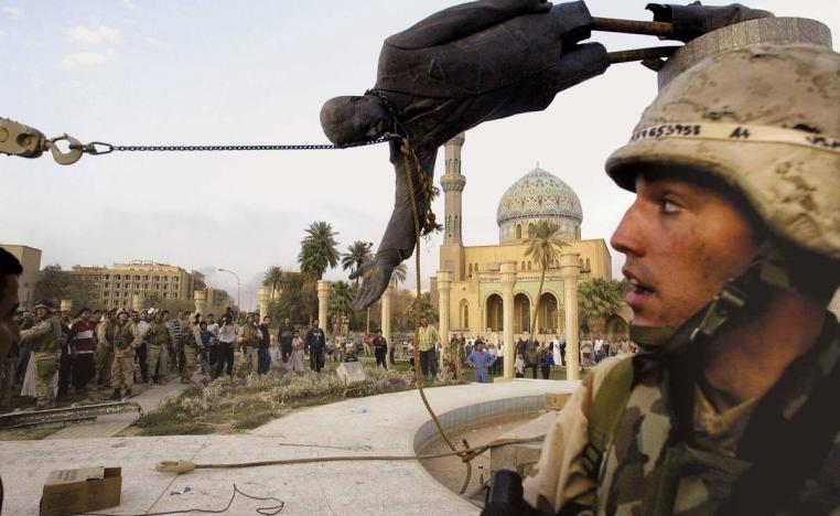 جنود أميركيون يسقطون تمثالا للرئيس العراقي صدام حسين وسط بغداد (2003)