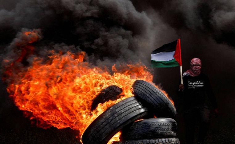 فلسطيني يحرق إطارات في غزة