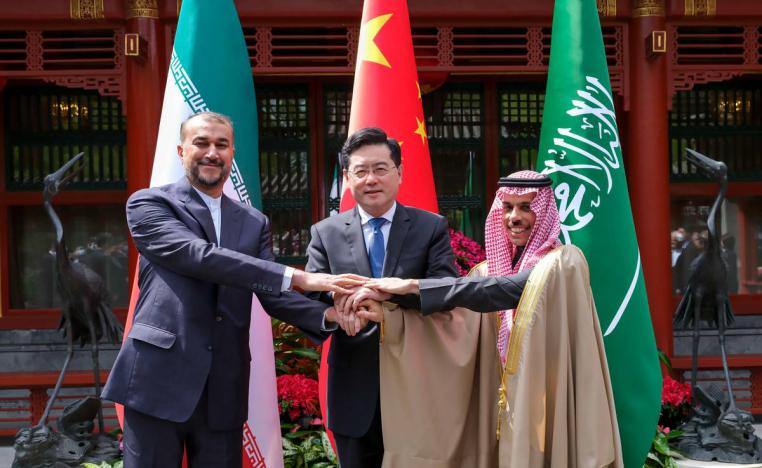 وزير الخارجية الصيني يتوسط الوزيرين السعودي والإيراني