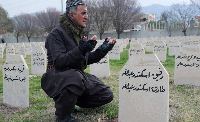 كردي يقرأ الفاتحة على أرواح ضحايا حلبجة