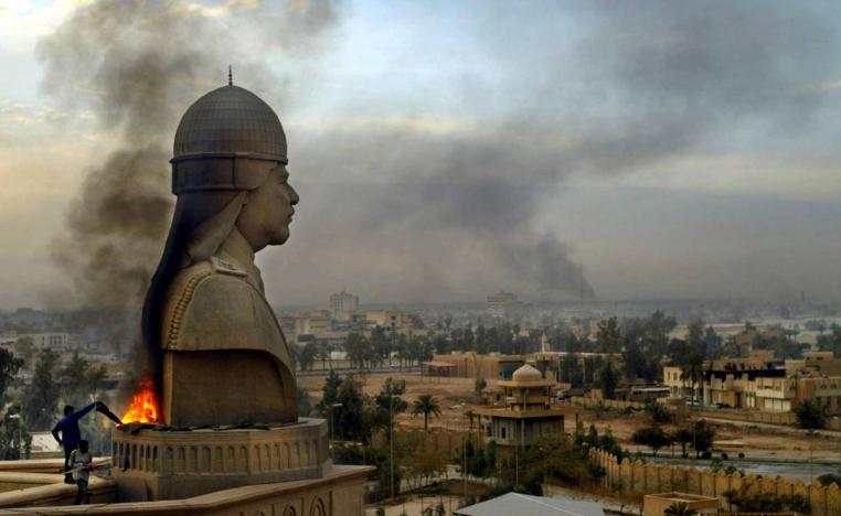 عراقيون يحرقون تمثالا للرئيس العراقي الراحل صدام حسين