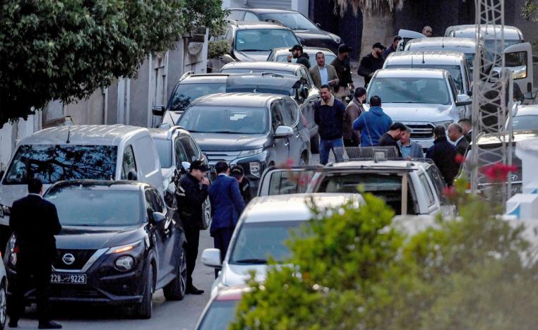 قوة أمنية أمام منزل راشد الغنوشي خلال عملية مداهمة وتفتيش ثم ايقاف بناء على اذذن من النيابة العمومية
