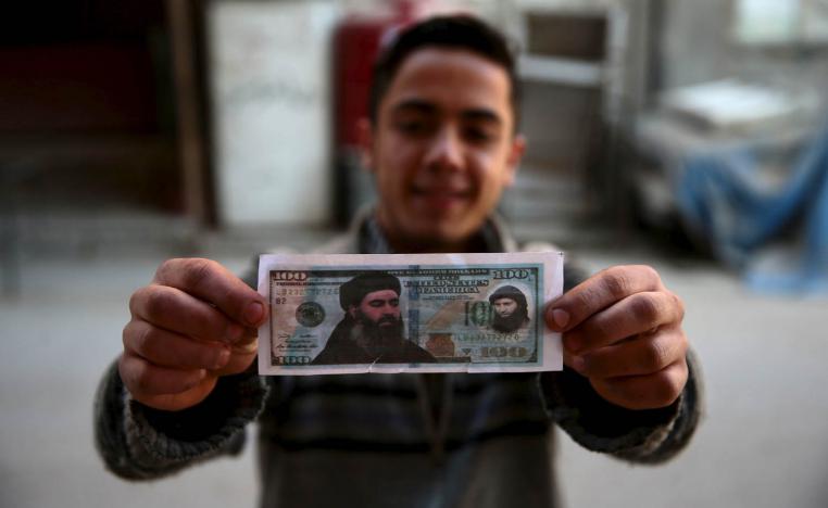 طفل سوري يعرض دولارا مزيفا 