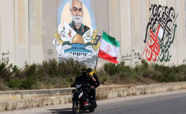 لبنانيون يستعرضون العلم الإيراني على الحاجز الفاصل عن إسرائيل في جنوب لبنان