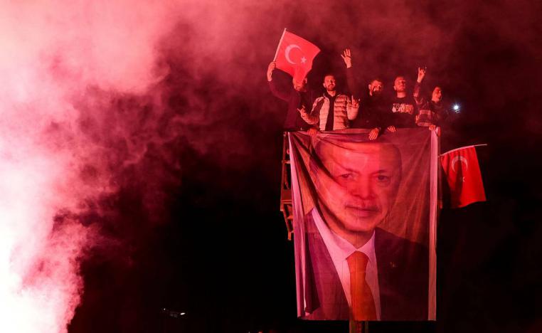 انصار اردوغان يحتفلون بفوزه في انتخابات الرئاسة