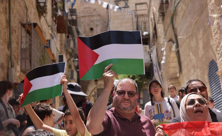 عضو الكنيست الإسرائيلي عوفر كاسيف يتظاهر ضد اخلاء منازل الفلسطينيين في القدس