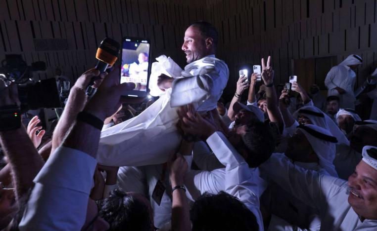 كويتيون يحتفلون بفوز رئيس البرلمان الكويتي السابق مرزوق الغانم