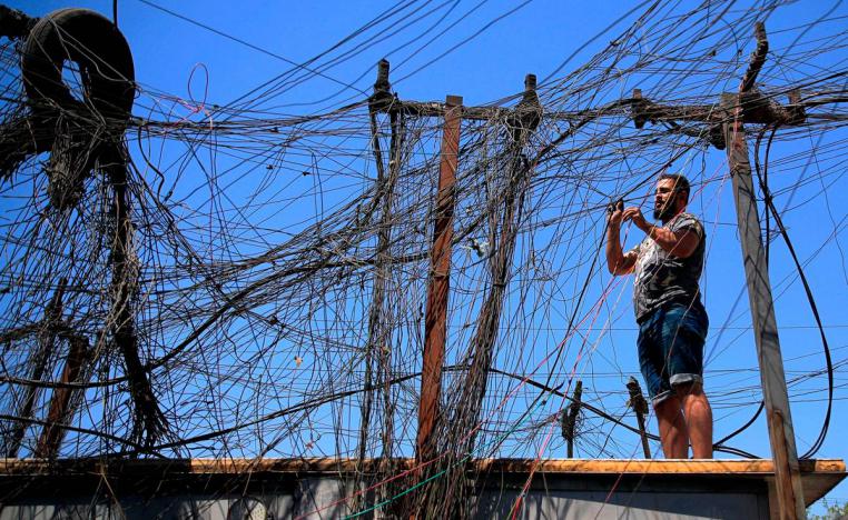 عراقي وسط شبكة توزيع كهرباء خاصة في بغداد