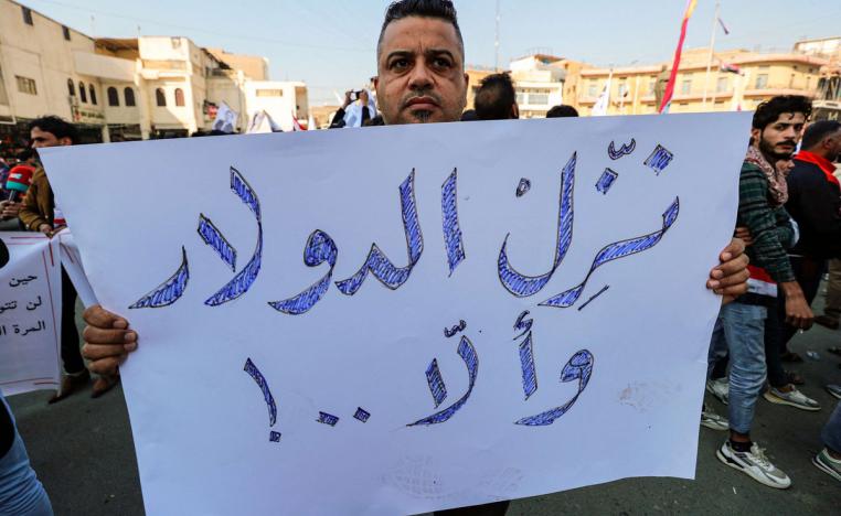 أزمة الدينار تعمّق متاعب العراقيين