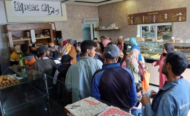 طوابير طويلة امام المخابز