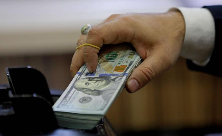 الحكومة العراقية تبدو عاجزة عن كبح جماح ارتفاع سعر الدولار من خلال قرارات ترقيعية وليست واقعية 