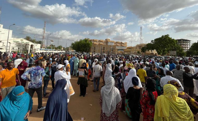 أنصار بازوم يتجمعون قرب القصر الرئاسي في نيامي احتجاجا على احتجازه من قبل الحرس الرئاسي