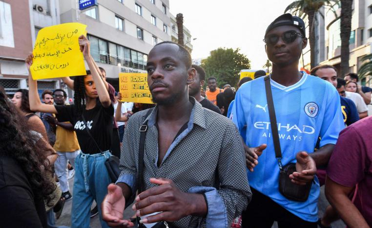 متظاهرون يرفعون شعارات تعبر عن تضامنهم مع المهاجرين الأفارقة