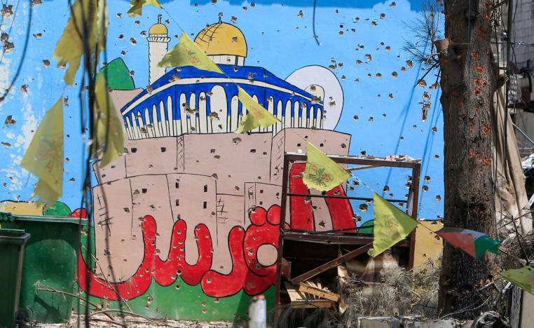 آثار الرصاص على جدارية في مخيم عين الحلوة جنوب لبنان