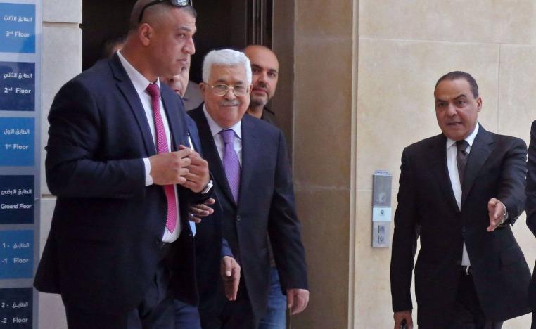 الرئيس الفلسطيني محمود عباس وابنه طارق (على يمينه)
