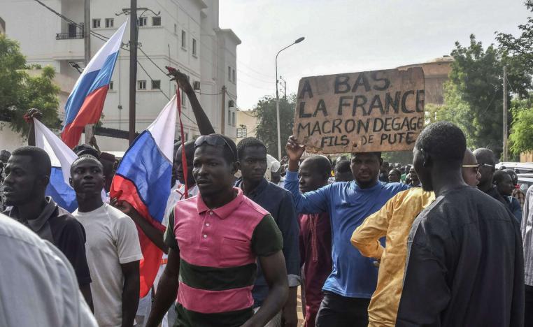 الداعمون للانقلاب في النيجر يرفعون العلم الروسي